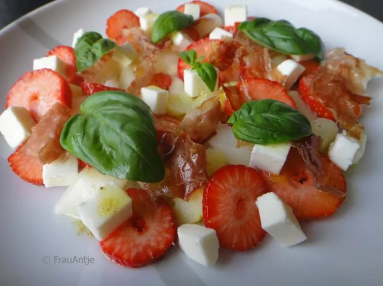 Spargel-Erdbeer-Salat mit Parmaschinken und Käse