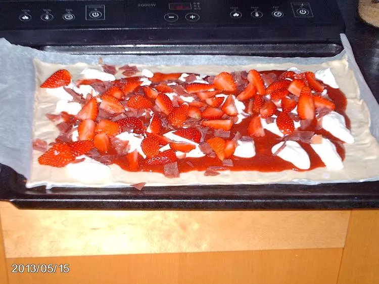 Spargel-Erdbeer-Flammkuchen