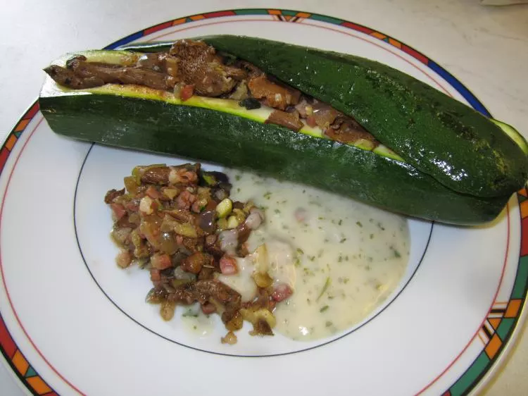 Zucchini mit Pilz-Zwiebel-Füllung