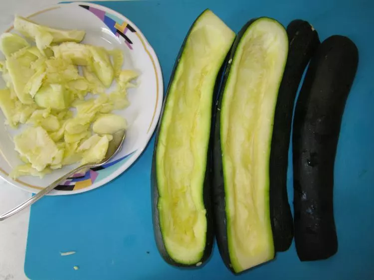 Zucchini mit Pilz-Zwiebel-Füllung