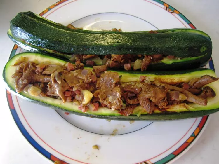 Zucchini mit Pilz-Zwiebel-Füllung
