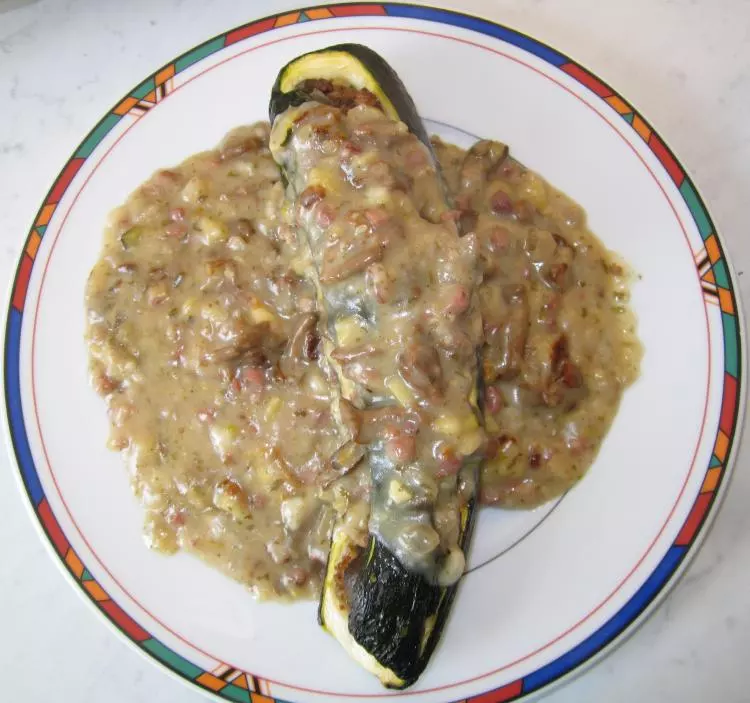 Zucchini mit Pilz-Zwiebel-Füllung