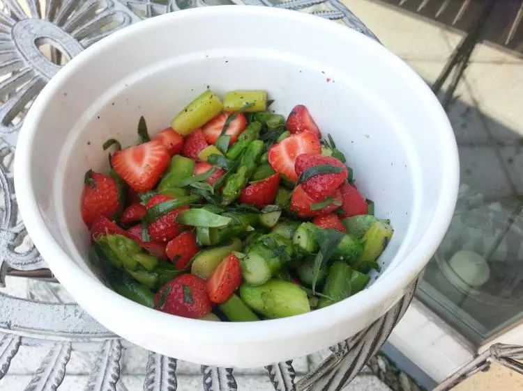 lauwarmer Spargelsalat mit Erdbeeren und Estragon