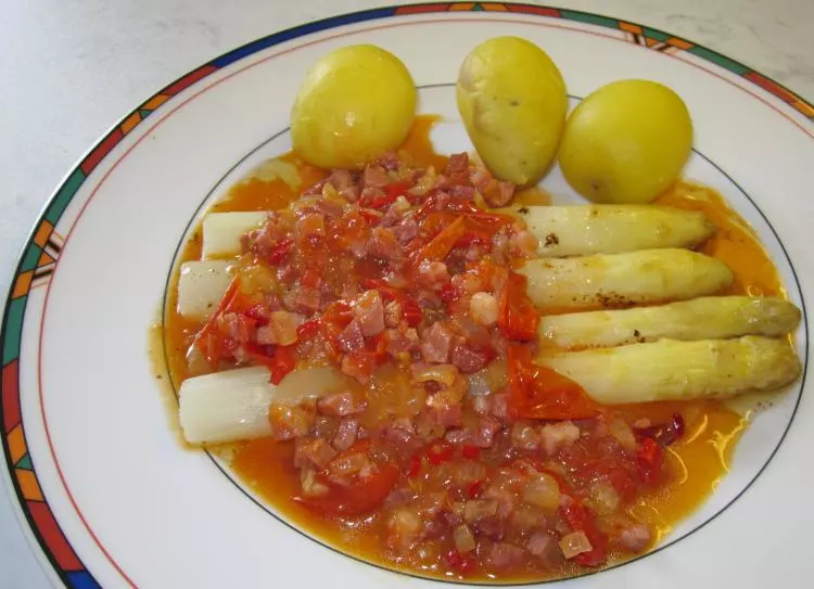 Spargel mit Tomaten-Speck-Sauce