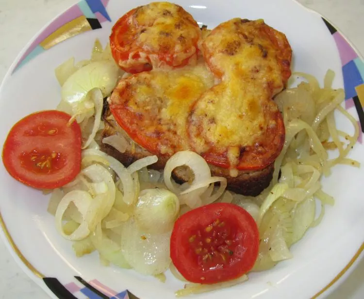 Vegetarischer Tomaten-Zwiebel-Toast