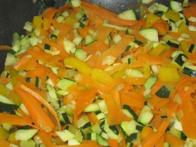 Gemüse-Rührei mit Toast