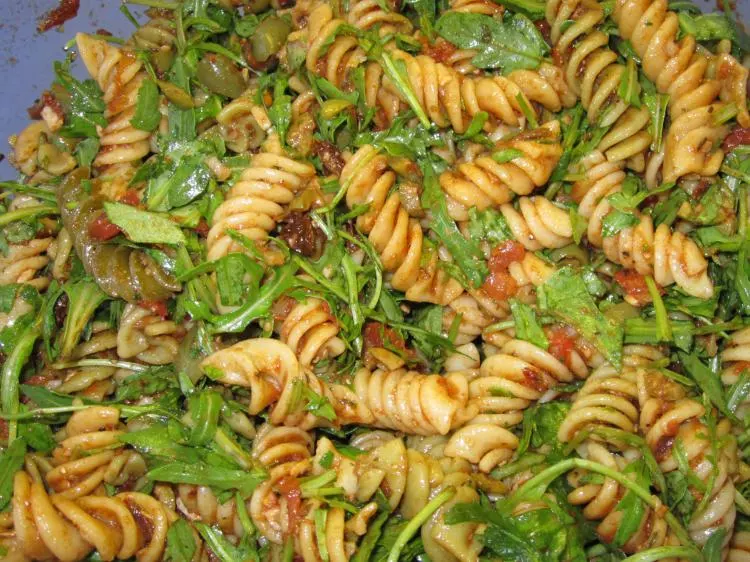 Italienischer Nudelsalat mit Rucola und getrockneten Tomaten