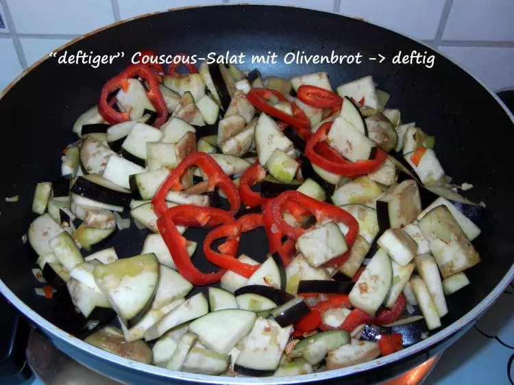"deftiger" Couscous-Salat mit Olivenbrot