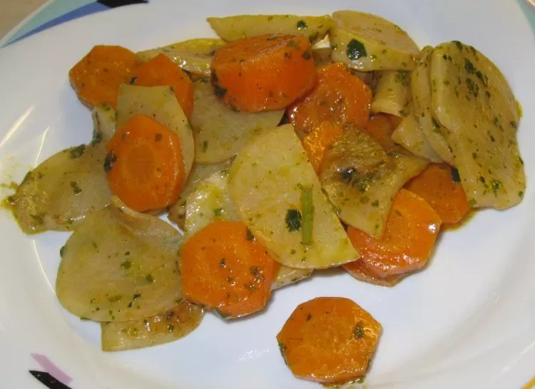 Mairübchen-Möhren-Salat mit Orange