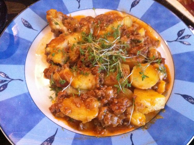 Gefüllte Kartoffeln mit Hackfleischsauce | Kochmeister Rezept