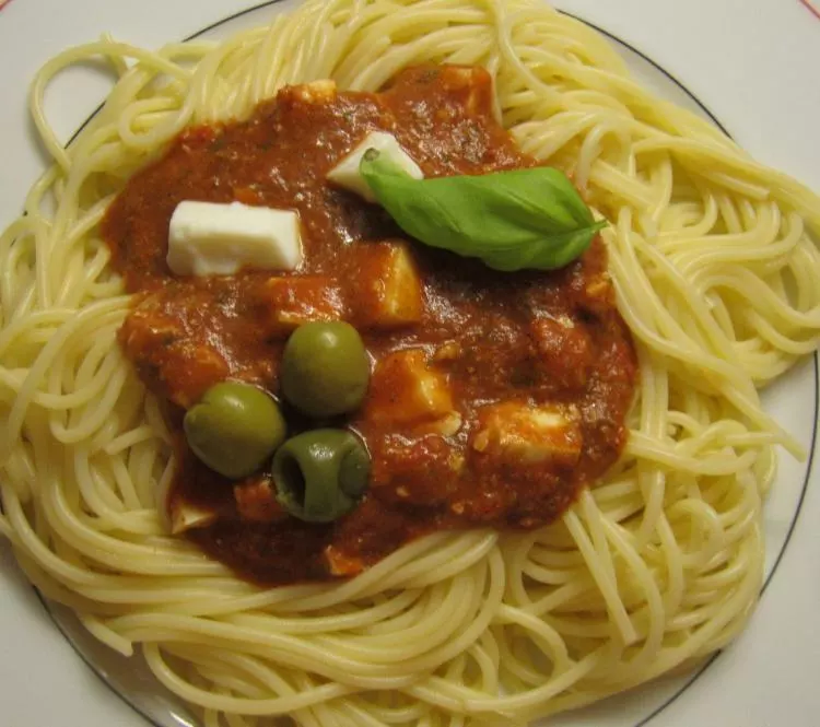 Spaghetti mit kalter Tomatensauce für den Sommer