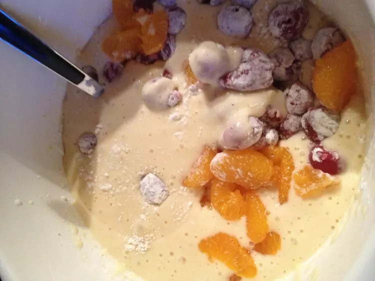 Buttermilch-Napfkuchen mit Kirschen und Mandarinen