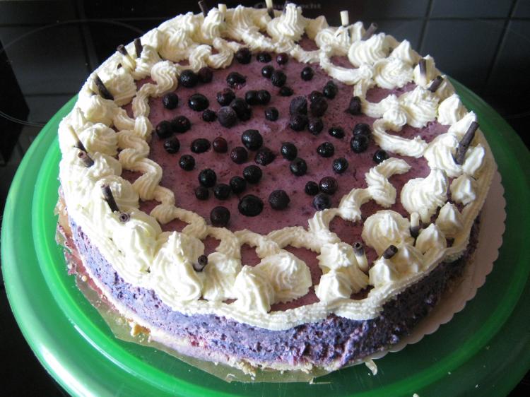 Heidelbeer-Torte mit weißer Schokolade