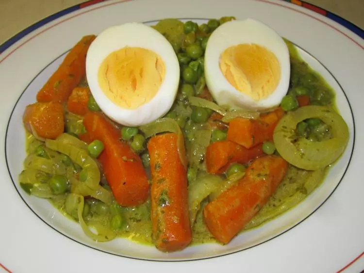 Eier in Currysoße mit frischem Gemüse
