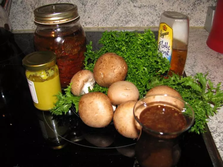 Pfannengerührter Friseesalat mit Champignons und Tomaten