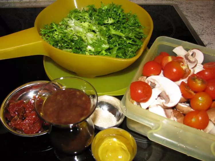 Pfannengerührter Friseesalat mit Champignons und Tomaten