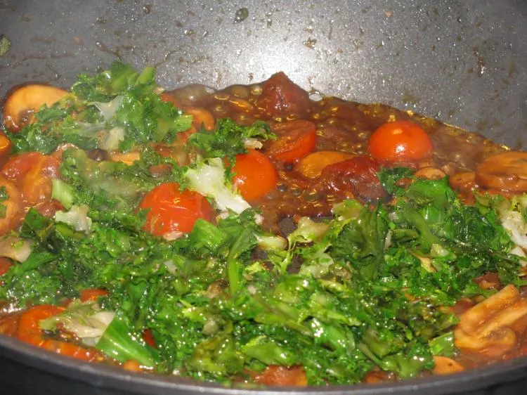 Pfannengerührter Friseesalat mit Champignons und Tomaten