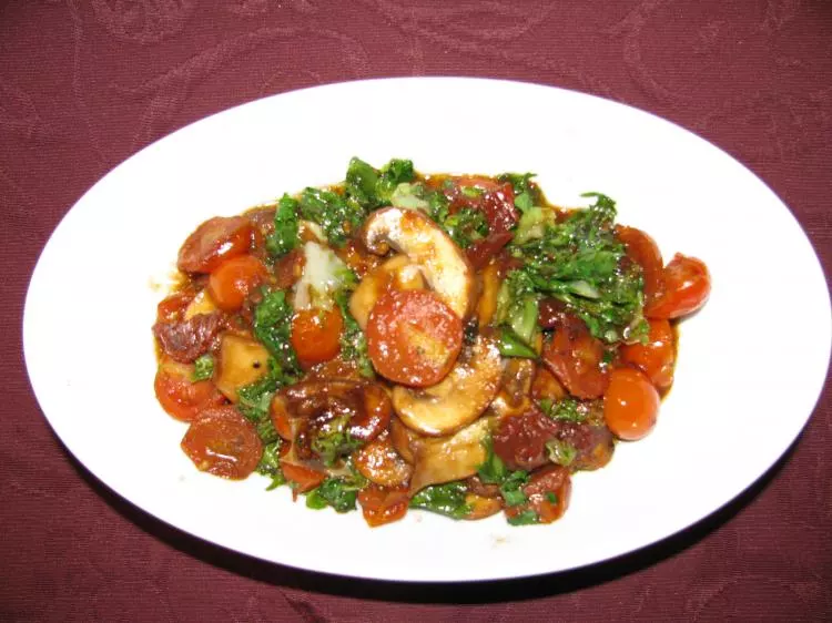 Pfannengerührter Friseesalat mit Champignons und Tomaten