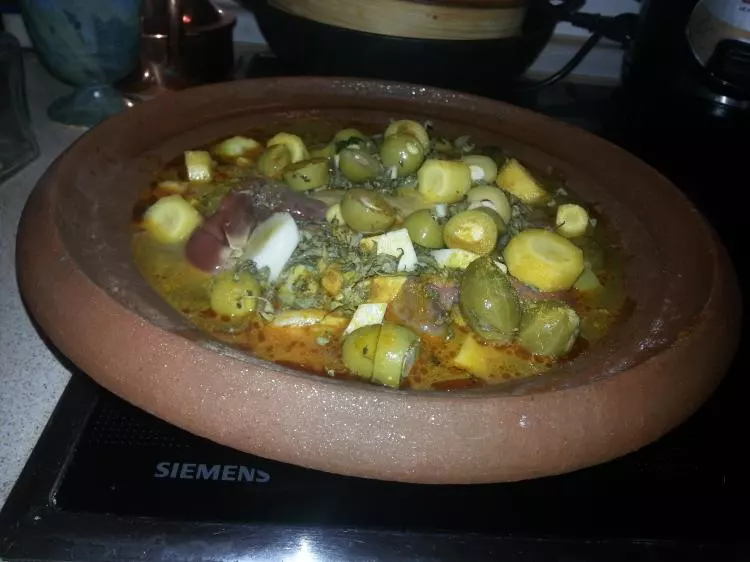 Kaninchentajine mit Kapernäpfeln und Oliven