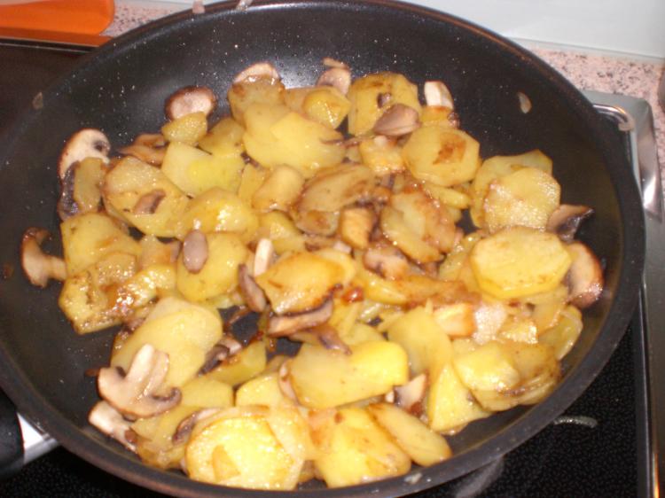 Bratkartoffeln mit Champignons und Ei | Kochmeister Rezept