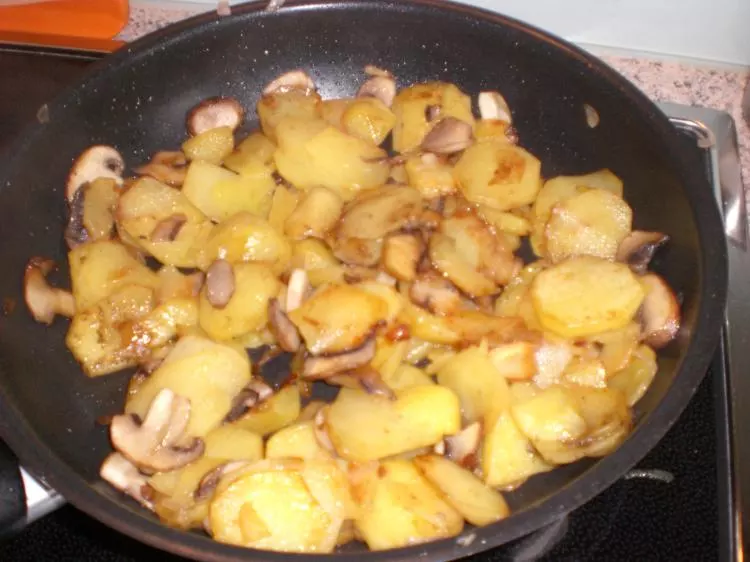 Bratkartoffeln mit Champignons und Ei