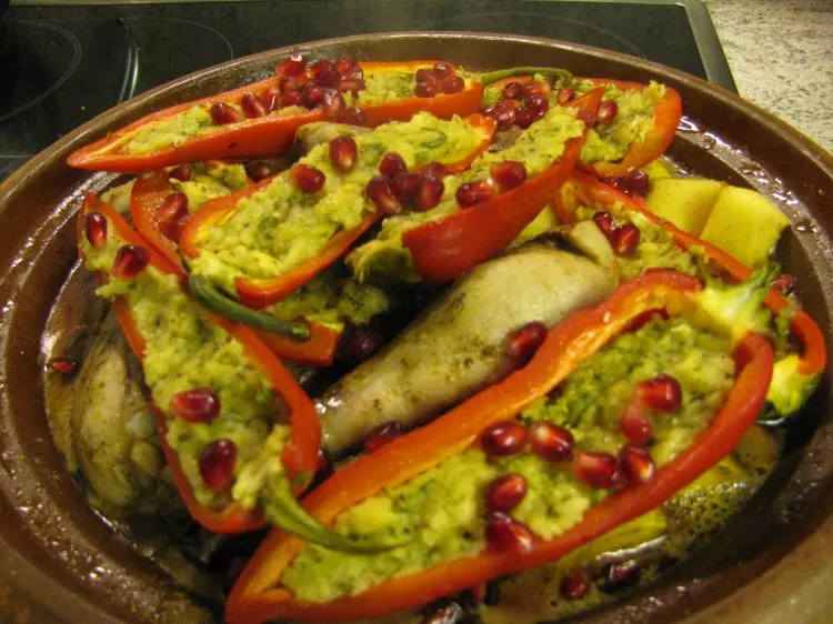 Hähnchen-Tajine mit gefüllten Paprika, Granatapfel und Quitten
