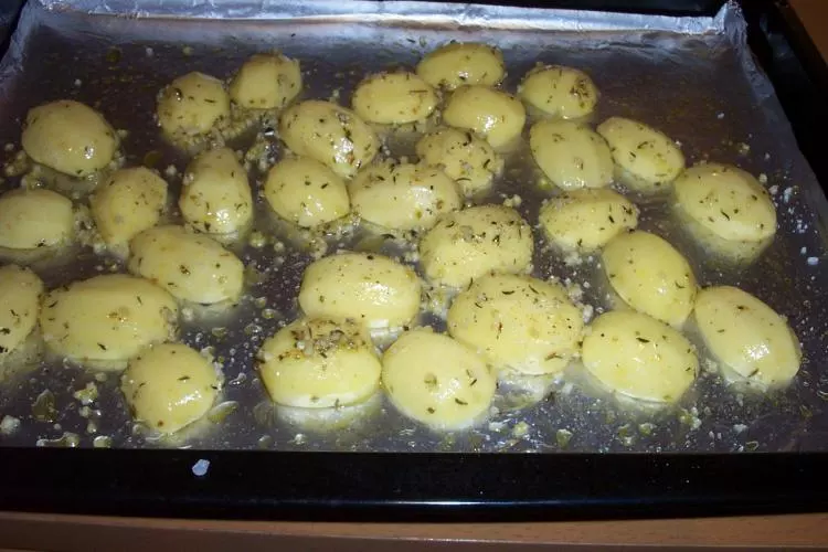 Kräuter-Knoblauchkartoffeln vom Blech