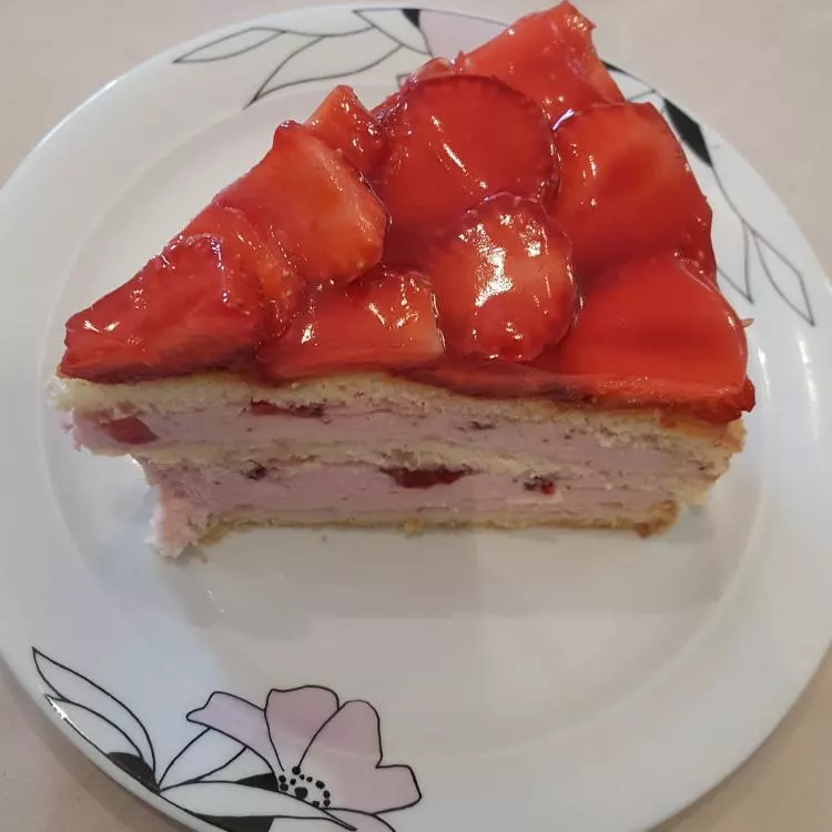 Sahnige Erdbeertorte