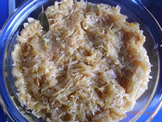 Gebackenes Sauerkraut mit weißen Bohnen