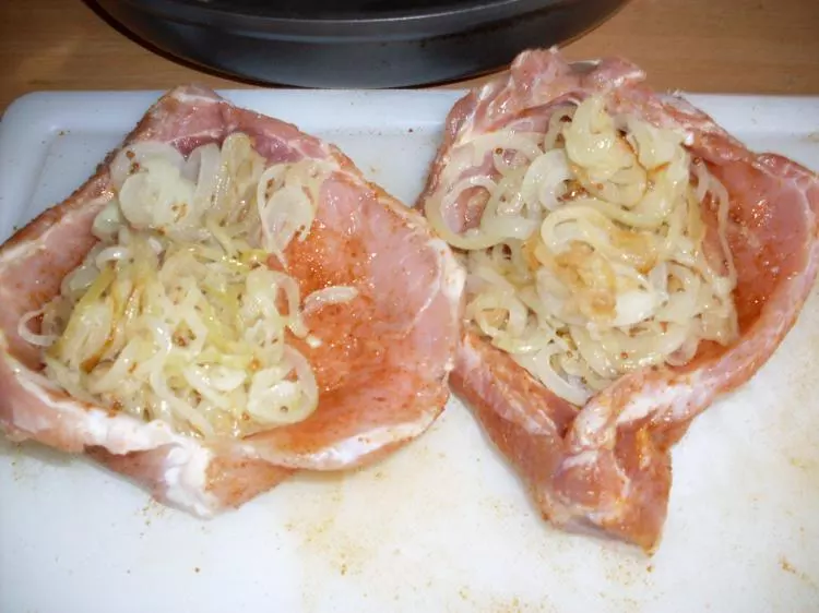 Schweinenacken Steaks gefüllt mit gedünsteten Zwiebeln 
