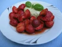 Avocadomousse mit Erdbeeren