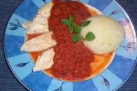 gekochte Hühnerbrust mit Tomatensauce