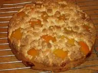 Aprikosen-Kuchen mit Marzipanstreusel