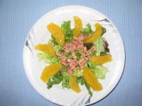 Fruchtig-scharfer Salat mit Nordseekrabben