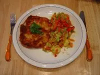 Schnitzel "italienisch" mit Kartoffel-Paprika-Salat