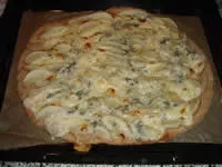 Pizza mit Birnen und Salami