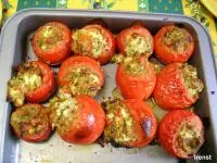 Mit Schafskäse gefüllte Tomaten