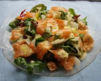 Salat mit Räucherlachs und Orangendressing