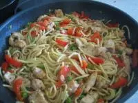 Szechuan-Huhn mit Spaghetti