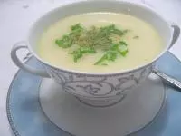 Heiße Joghurtsuppe (Yalya Corbasi)