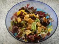 Mango-Lauch-Blattsalat mit Tofuwürfeln