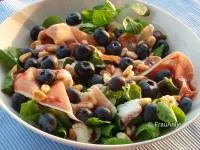 Salat mit Gorgonzola, Blaubeeren und Parmaschinken