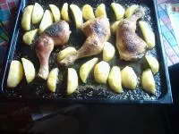 Hähnchenkeulen mit Ofenkartoffeln