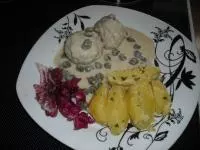 Königsberger Klopse mit Petersilienkartoffeln und Gurkensalat