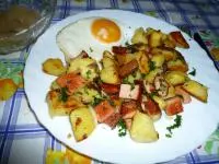 Leberkäs-Kartoffeln mit Ei