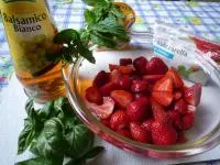 Erdbeeren mit Mozzarella und Balsamico
