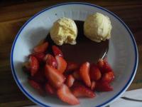 Marinierte Erdbeeren auf Schokospiegel mit Vanilleeis