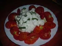 Tomaten-Zwiebelsalat mit Kräuterkäse