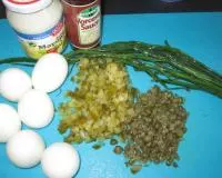Eiersauce mit Gewürzgurken und Kapern