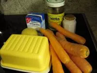 Karottencremesuppe mit Curry-Sahne-Häubchen
